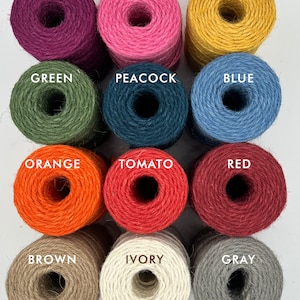 Puede incluir: Doce carretes de hilo en varios colores, incluyendo orqu&iacute;dea, rosa, oro, verde, pavo real, azul, naranja, tomate, rojo, marr&oacute;n, marfil y gris.