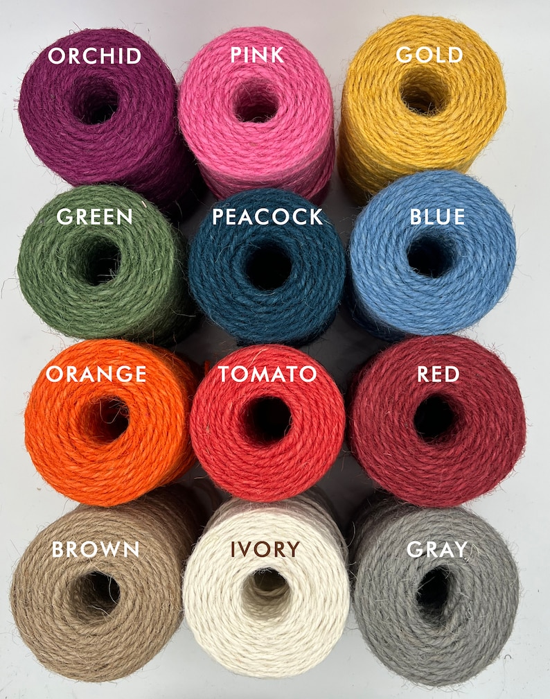 Puede incluir: Doce carretes de hilo en varios colores, incluyendo orqu&iacute;dea, rosa, oro, verde, pavo real, azul, naranja, tomate, rojo, marr&oacute;n, marfil y gris.