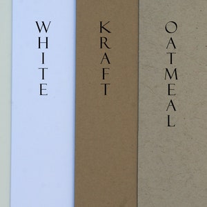 Puede incluir: Cuatro muestras verticales de cartulina en diferentes colores: marfil, blanco, kraft y avena. Los colores est&aacute;n etiquetados con los nombres correspondientes.