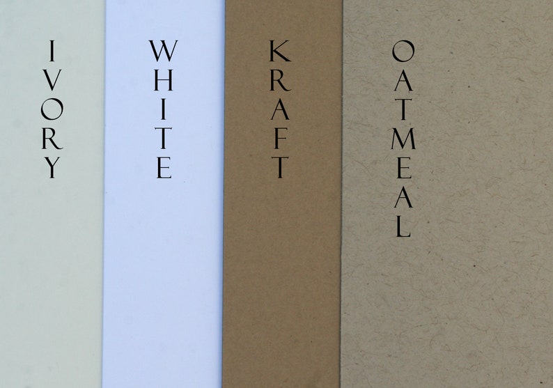 Puede incluir: Cuatro muestras verticales de cartulina en diferentes colores: marfil, blanco, kraft y avena. Los colores est&aacute;n etiquetados con los nombres correspondientes.