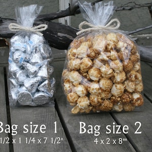 Puede incluir: Dos bolsas de pl&aacute;stico transparentes con cierre de torsi&oacute;n. La bolsa de la izquierda est&aacute; llena de besos de chocolate envueltos en papel de aluminio plateado. La bolsa de la derecha est&aacute; llena de palomitas de ma&iacute;z con caramelo. El texto debajo de las bolsas dice "Tama&ntilde;o de la bolsa 1 2 1/2 x 1 1/4 x 7 1/2" y "Tama&ntilde;o de la bolsa 2 4 x 2 x 8"