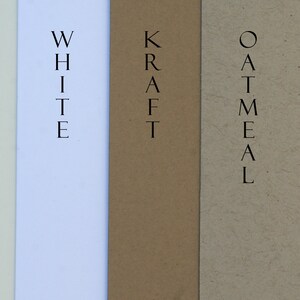 K&ouml;nnte beinhalten: Vier vertikale Muster von Karton in verschiedenen Farben: Elfenbein, Wei&szlig;, Kraft und Haferflocken. Die Farben sind mit den entsprechenden Namen beschriftet.
