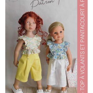 Puede incluir: Dos muñecas vestidas con ropa de muñecas hecha a mano. Una muñeca lleva una culotte de pana amarilla y una blusa floral. La otra muñeca lleva una culotte blanca y una blusa floral azul. El texto "Patron T" es visible.