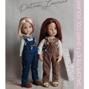 Peut inclure: Deux poupées vêtues de salopettes et de chemises. L'une a les cheveux blonds et une salopette bleue, l'autre a les cheveux roux et une salopette marron. Le texte "Patron Laurine" est écrit en cursive. Le texte "SALOPETTE ET T-SHIRT COL VOLANTÉ" est également visible.