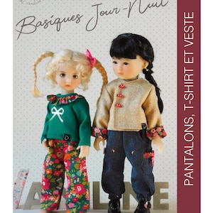 Peut inclure: Deux poupées portant des tenues différentes. La poupée de gauche porte une chemise verte avec un nœud blanc, un pantalon fleuri et un nœud rose dans les cheveux. La poupée de droite porte une veste beige avec des boutons rouges, un jean bleu et des chaussures noires. Le texte "Basiques Jour-Nuit" est en haut de l'image. Le texte "PANTALONS, T-SHIRT ET VESTE" est sur le côté droit de l'image.