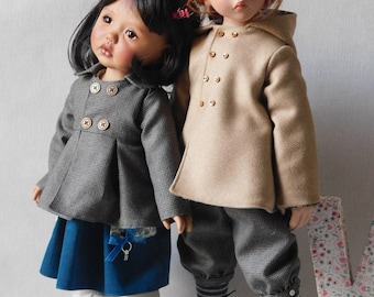 Puede incluir: Dos muñecas con abrigos de invierno. Una muñeca tiene el pelo negro y lleva un abrigo a cuadros gris y blanco con una falda azul. La otra muñeca tiene el pelo rojo y lleva un abrigo marrón con pantalones a cuadros gris y blanco.
