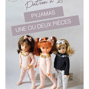 Peut inclure: Trois poupées portant des pyjamas. Les poupées portent des pyjamas rose et blanc à pois dorés, un pyjama rose et blanc à pois dorés et un pyjama noir et blanc à pois blancs. Les poupées sont debout devant un fond blanc avec le texte "Patron n° 18 PYJAMAS UNE OU DEUX PIÈCES" au-dessus d'elles.