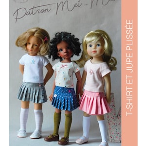 Pode incluir: Três bonecas vestindo roupas diferentes. A boneca à esquerda está vestindo uma camiseta branca com uma estrela, uma saia xadrez, meias brancas e sapatos brancos. A boneca do meio está vestindo uma camiseta branca e marrom com bolinhas, uma saia azul e branca com bolinhas, meias verdes e sapatos marrons. A boneca à direita está vestindo uma camiseta rosa com uma estrela, uma saia rosa plissada, meias brancas e sapatos rosas. As bonecas estão em pé em frente a um fundo rosa com o texto "T-SHIRT ET JUPE PLISSÉE" em branco.