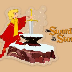 Pode incluir: Uma ilustra&ccedil;&atilde;o de desenho animado de um menino pequeno puxando uma espada de uma pedra. A espada &eacute; dourada com uma l&acirc;mina prateada. O menino est&aacute; vestindo uma t&uacute;nica vermelha e um cachecol amarelo. O texto "The Sword in the Stone" est&aacute; no canto superior direito da imagem.