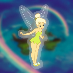K&ouml;nnte beinhalten: Eine Cartoon-Illustration von Tinkerbell, einer Fee mit blonden Haaren, gr&uuml;nen Fl&uuml;geln und einem gr&uuml;nen Kleid, die vor einem Regenbogen steht.