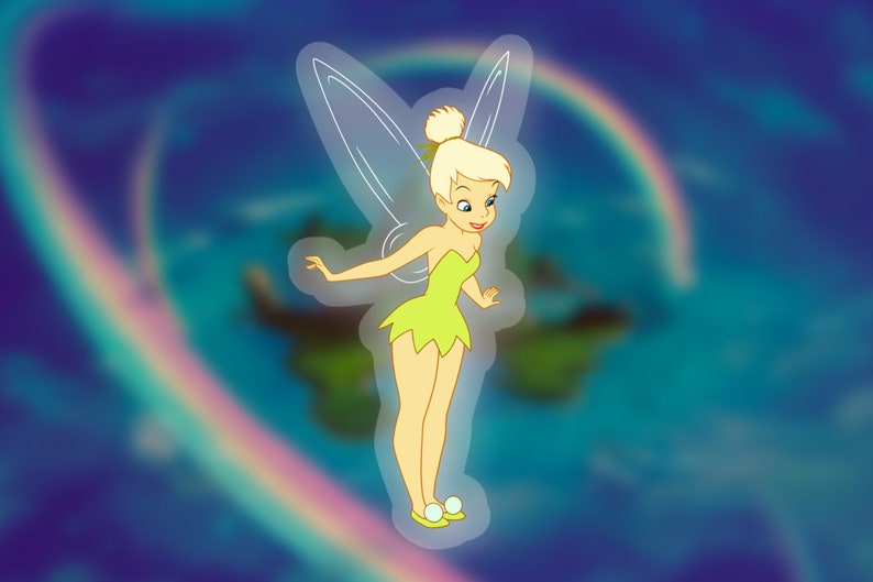 K&ouml;nnte beinhalten: Eine Cartoon-Illustration von Tinkerbell, einer Fee mit blonden Haaren, gr&uuml;nen Fl&uuml;geln und einem gr&uuml;nen Kleid, die vor einem Regenbogen steht.