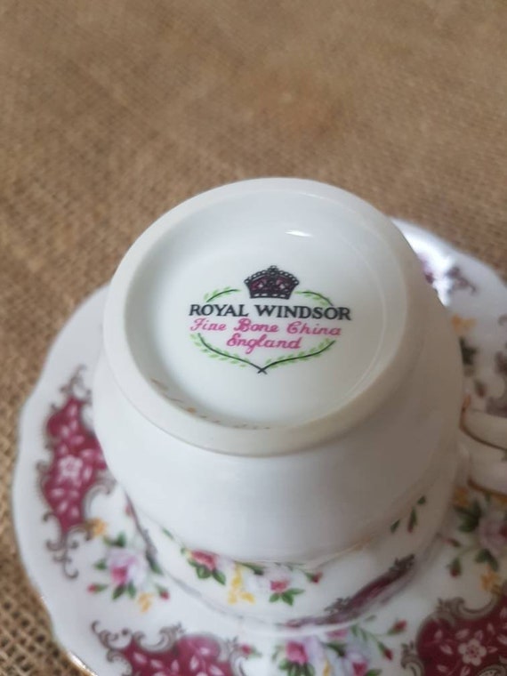 Vintage//Royal Windsor//Fine Bone China England//Teacup//cup and saucer//golden edge//Rose motif//brocant//English Teacup