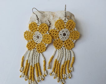 Long pearl earrings with fringes beige yellow