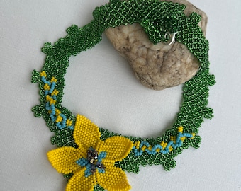 Halskette mit Blumen bestickt; Blumenhalskette; Halskette Gelb Blumen; Geschenk für Sommer
