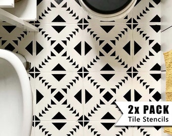 Puede incluir: Dos paquetes de plantillas de azulejos geométricas en blanco y negro. Las plantillas están diseñadas para crear un patrón repetitivo de triángulos y cuadrados. Las plantillas se muestran en un suelo de baldosas blancas.
