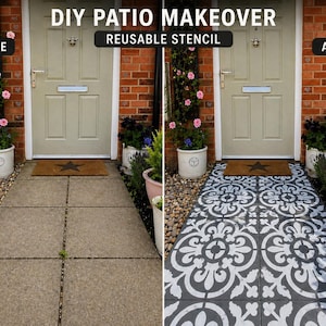 Op de afbeelding: Een voor-en-na-afbeelding van een patio-makeover. De "voor" toont een eenvoudig betonnen pad. De "na" toont hetzelfde pad met een decoratief grijs en wit patroon. De tekst "DIY PATIO MAKEOVER REUSABLE STENCIL" staat bovenaan.
