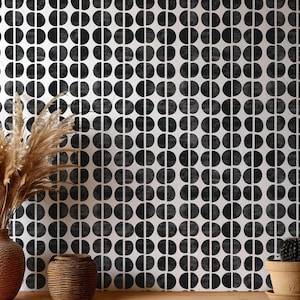 Pode incluir: Um papel de parede preto e branco com um padrão repetitivo de semicírculos. O design apresenta semicírculos cinza escuro dispostos em uma grade contra um fundo branco. O papel de parede é um design geométrico moderno.