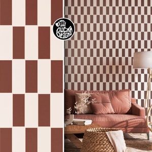 Peut inclure: Un papier peint à motif damier brun et blanc avec un canapé brun et un panier en osier au premier plan. Le motif du papier peint est un motif répétitif de carrés bruns et blancs.