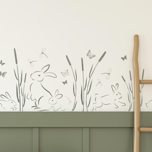 Stencil da parete per dipingere fai da te la cameretta dei bambini - Stencil con conigli, farfalle e bordo frondoso di Dizzy Duck