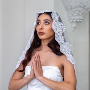Ivory Wedding Veil, Romantic Spanish Lace Cathedral Wedding Veil, Mantilla Bridal Veil, Chantilly Lace Veil, One Tier Wedding Veil with lace