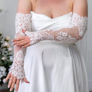 Lace Ivory Fingerless Gloves, bridal gloves, lace wedding gloves, Scalloped Lace Sleeves, Chantilly Lace Gloves, personalized wedding gloves
