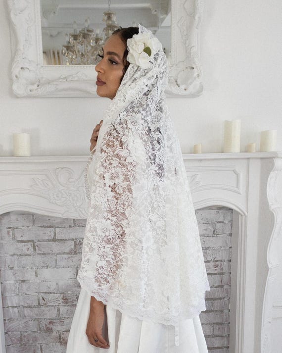 Vintage Floral Lace Juliet Cap Veil, Wedding Veil With Lace  display picture 2