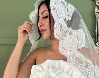 Mantilla Wedding Veil, Vintage floral lace veil, Short Veil, traditional floral veil, floral lace wedding veil, floral lace mantilla veil