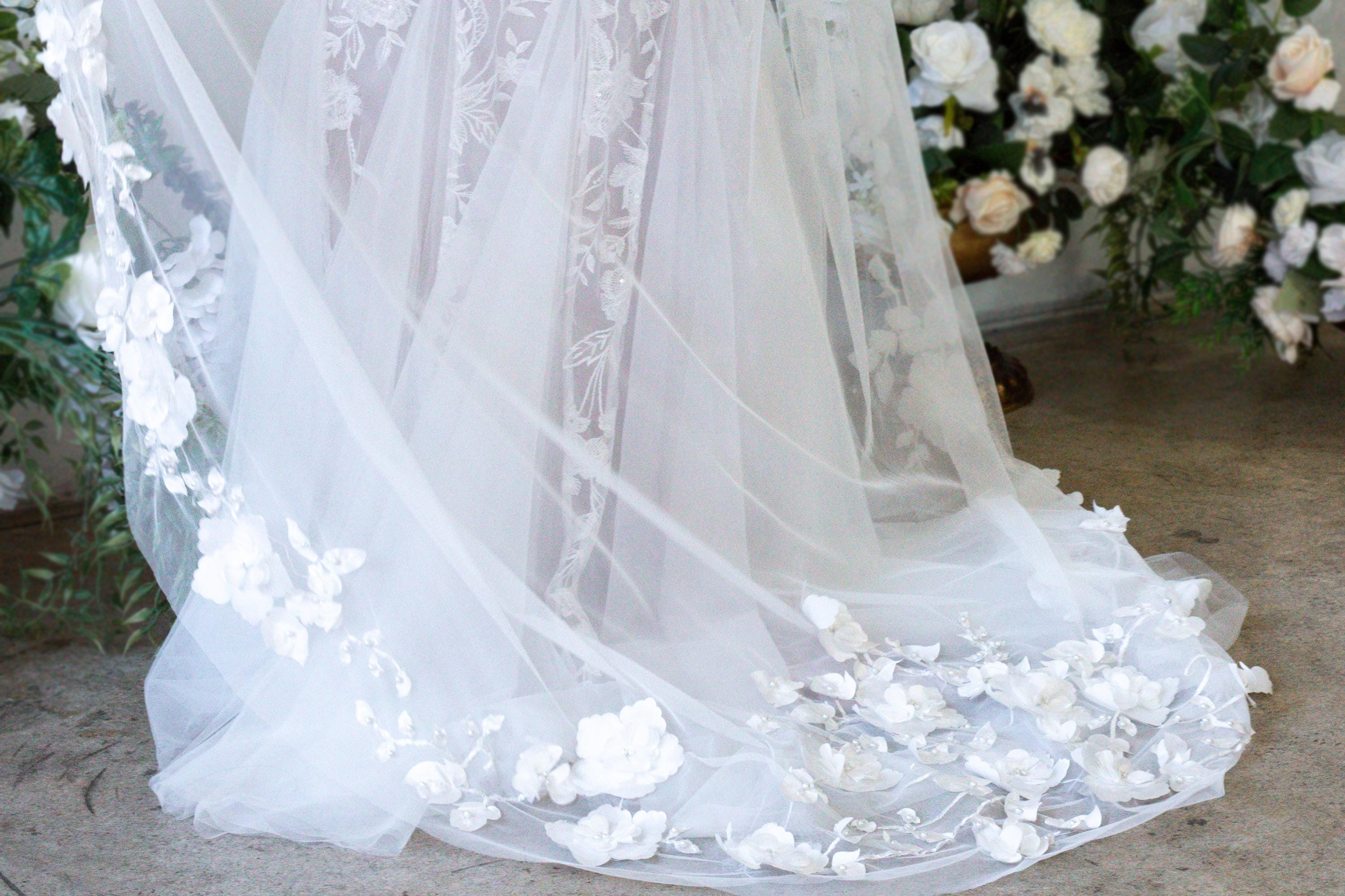3D Floral White Flower Pearls Chapel Veil, Off-white Bridal  display picture 2