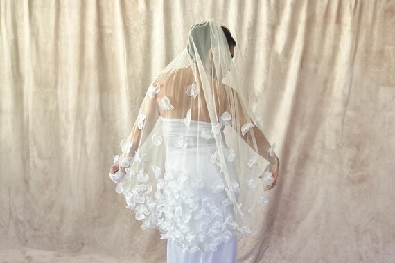 3D Floral Wedding Veil, Off-white Chapel Length Bridal Veil  display picture 3