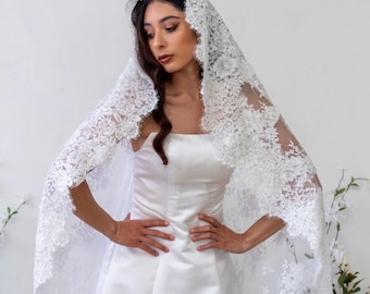 White Wedding Veil, Romantic Spanish Lace Cathedral Wedding Veil, Mantilla Bridal Veil, Chantilly Lace Veil, Ivory Wedding Veil with lace