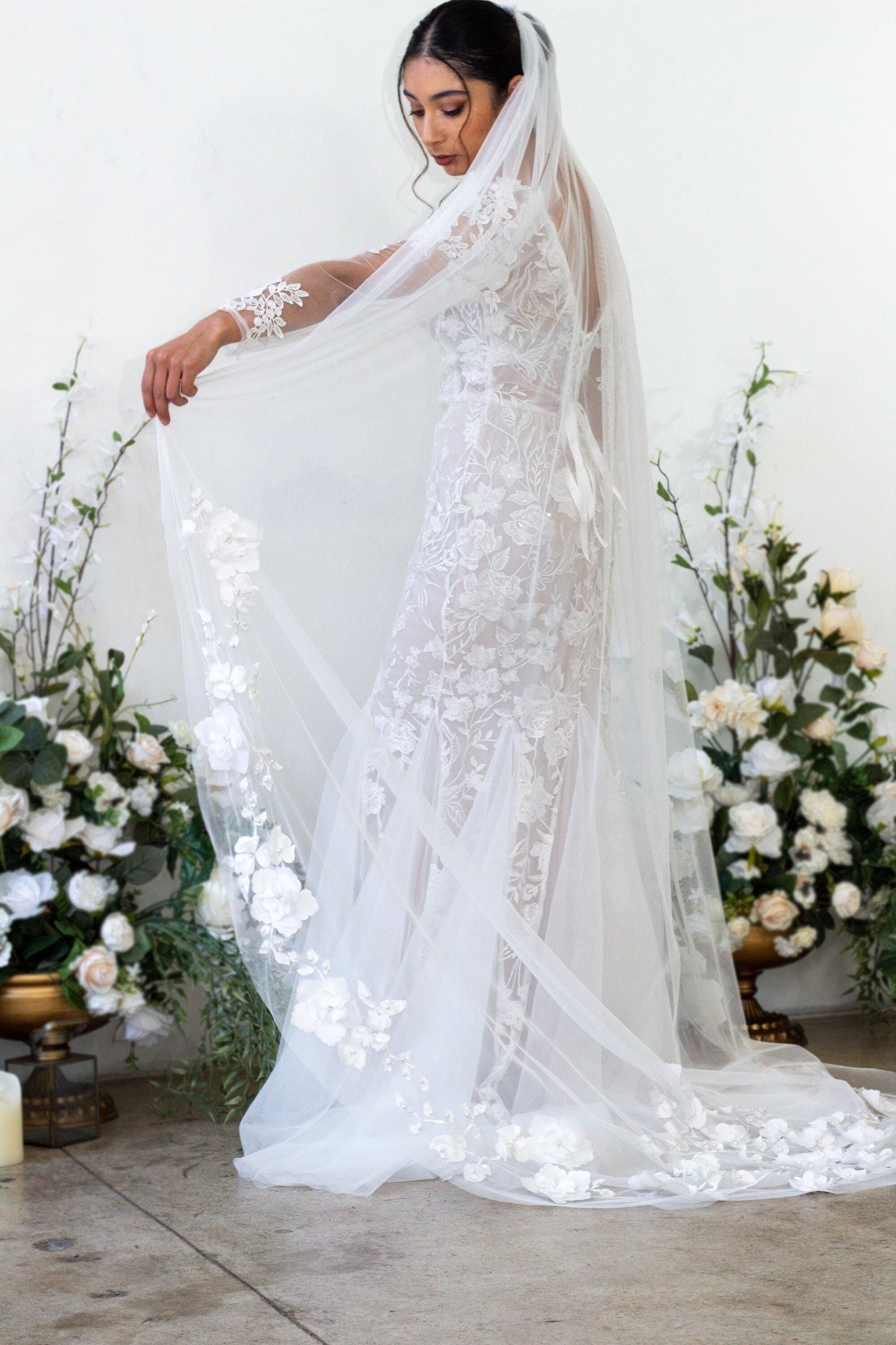 3D Floral White Flower Pearls Chapel Veil, Off-white Bridal  display picture 1
