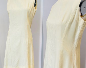 Robe droite personnalisée des années 60 à micro rayures jaune et blanc | G