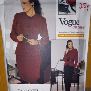 以下が含まれることがあります： ヴィンテージのVogueキャリアソーイングパターン。赤いスカートスーツを着た女性が写っています。パターンにはジャケットとスカートのデザインが含まれています。「Vogue career」と「AVERAGE/MOINS FACILE」の文字が見えます。
