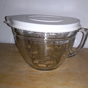 The Pampered Chef Glass 8 Cup 2 Qt. Measuring Batter Bowl With Lid