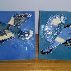 Coppia di piastrelle in ceramica "Bluebirds" della collezione K con supporti, 15 x 15 cm.
