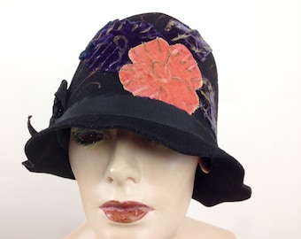 1920's Cloche' Hat - Authentic Vintage - Black Felt with Silk Velvet Cut-Out Flowers - Size Medium