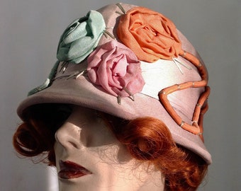 1920&#39;s Silk Cloche&#39; - Authentic Vintage - Mauve Silk w Flower Details - Women&#39;s Size Medium