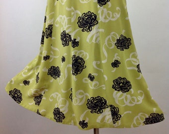 1940'S Floral Skirt - Chrysanthemum Swirl Pattern - Vintage Rayon Crepe - Button Closure - Womens Size SMALL - 25-1/2 inch Waist