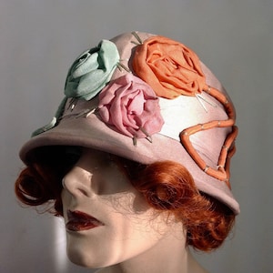1920&#39;s Silk Cloche&#39; - Authentic Vintage - Mauve Silk w Flower Details - Women&#39;s Size Medium