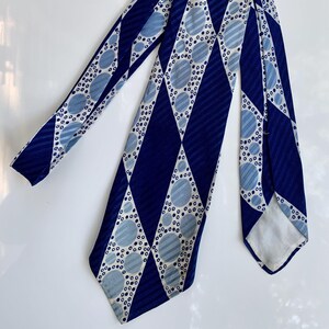Corbata Art Déco de los años 40 - Estampado jacquard de burbujas azules con líneas geométricas en azul oscuro, azul claro y blanco - 100% seda