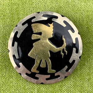 1940&#39;s - 50&#39;s Azteken Brosche Krieger - Schwarzes Harz mit Silber Einlegearbeit - Verschluss Verschluss - Großer 5,5 cm Durchmesser - Handgefertigt in Alpaca, Mexiko