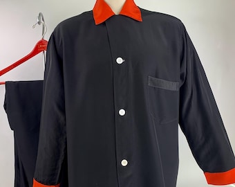 Completo pigiama anni '50 - Nero con dettagli rossi in rayon/acetato - Collo a revers - Bottoni in conchiglia - Taglia L da uomo