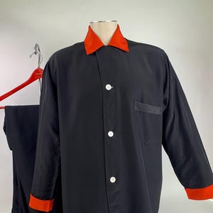 Pyjamasset från 1940-talet och 50-talet - Svart med röd rayon/acetat - Skårad krage - Snäckknappar - Herrstorlek Large