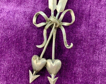 1940&#39;S Sweetheart Brooch - Long Double Arrows Piercing Through Hearts