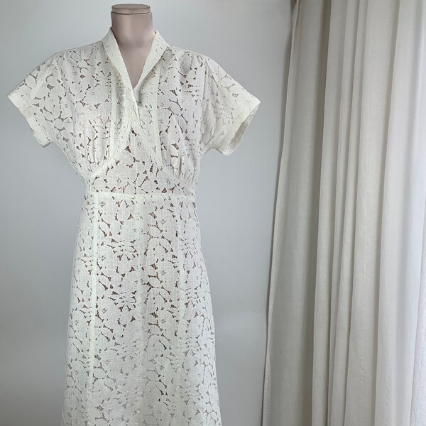 Vintage 1930'S Lace Dress - Rose Patterned White Lace - All Cotton - Women's Size Medium to Large - 32 inch Waist