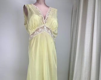 1950'S Bias-Cut Negligee Lingerie - Pale Yellow Rayon with White Lace - Deep V Front & Back - Lace Details - Women's  Large