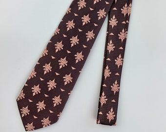 Cravate TOUT EN SOIE DES ANNÉES 1950 - Rose avec un fond gris mauve - Jamais portée - Dead Stock