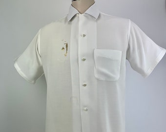 50er Jahre Rayon Shirt - Sandy Mac Donald Label - Sommergewicht Stoff - Weiß mit einem Embroidery Crest Detail - Herrengröße Medium