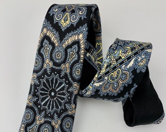CRAVATE PAISLEY DES ANNÉES 1960 - tout en tissu - motif cachemire stylisé - étiquette DAMON - belles couleurs - noir, bleu et crème