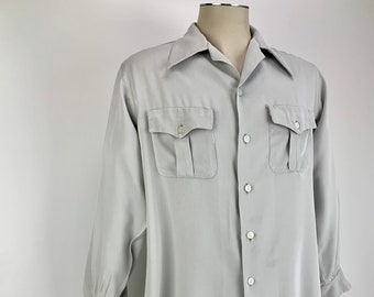 40er-Jahre-Hemd aus Rayon-Gabardine – graue Gabardine – Label MARLBORO – aufgesetzte Taschen mit plissierter Klappe – Schleifenkragen – Herrengröße Medium – wie besehen